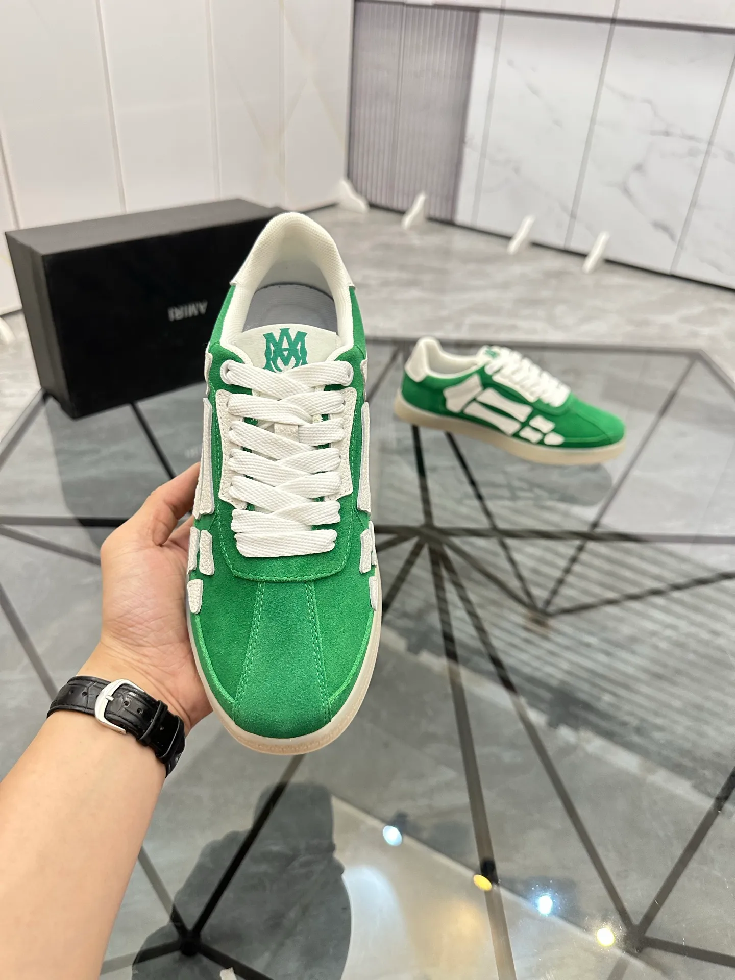 Men's shoes: 💰P420¥ Product trademark: AMIRI* "Amir*" low-top casual shoes Regular size: 38-45 (can be customized to 46) Product material: imported nubuck leather upper, breathable lining, original outsole. Number: 001